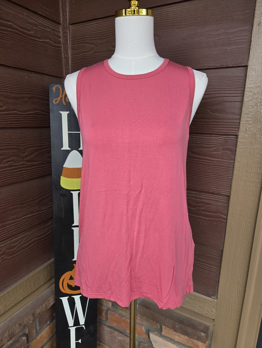 Sleeveless Coral Pink Mesh V‑Back Tank Top – Women’s Medium